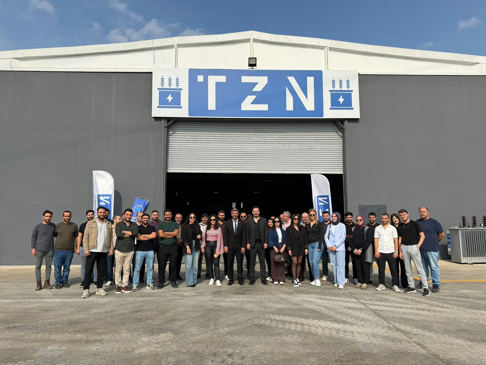 工場前に集まった訪問者とTZN Trafoチーム